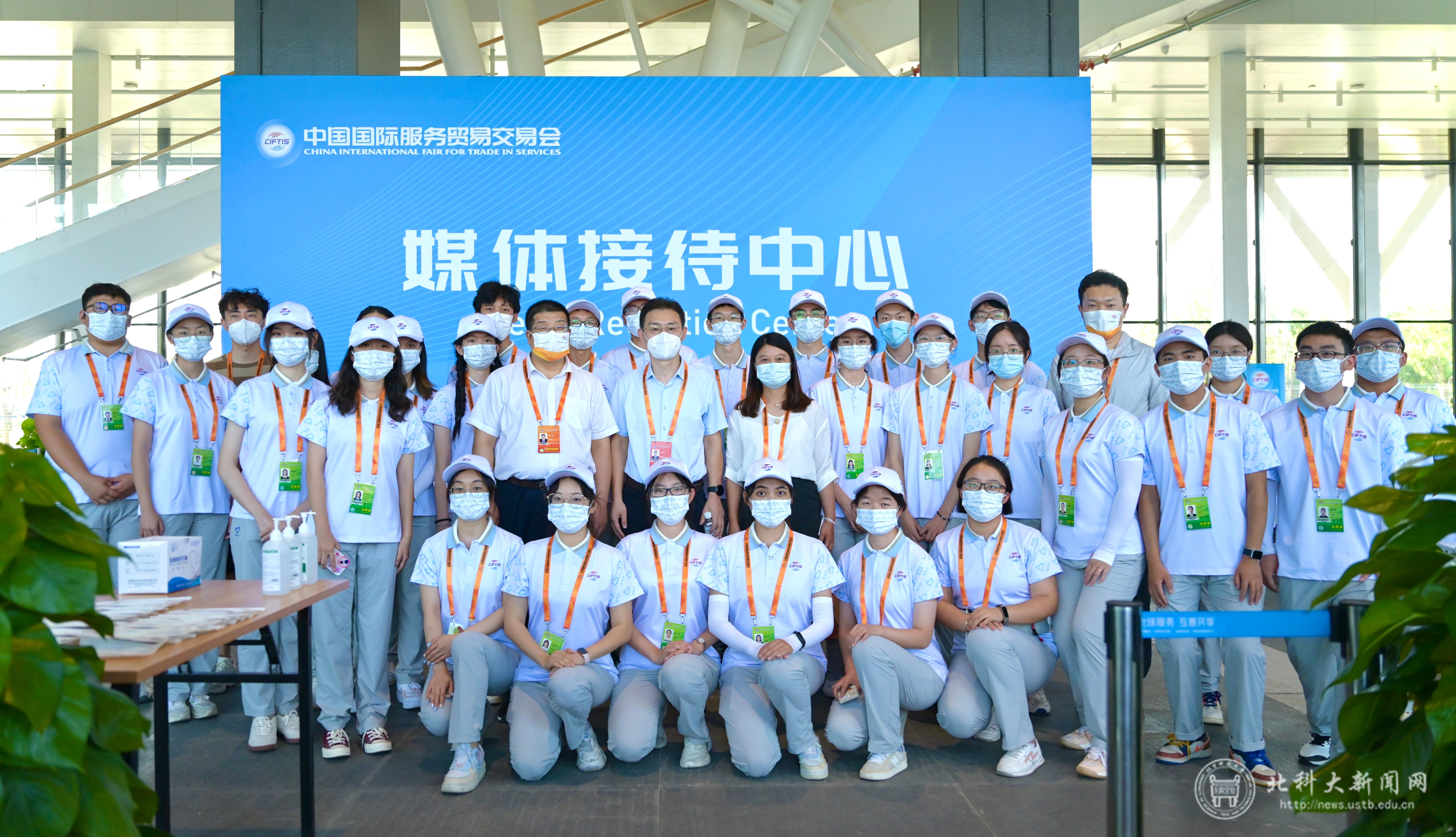 于成文一行与我校志愿者代表合影留念.jpg