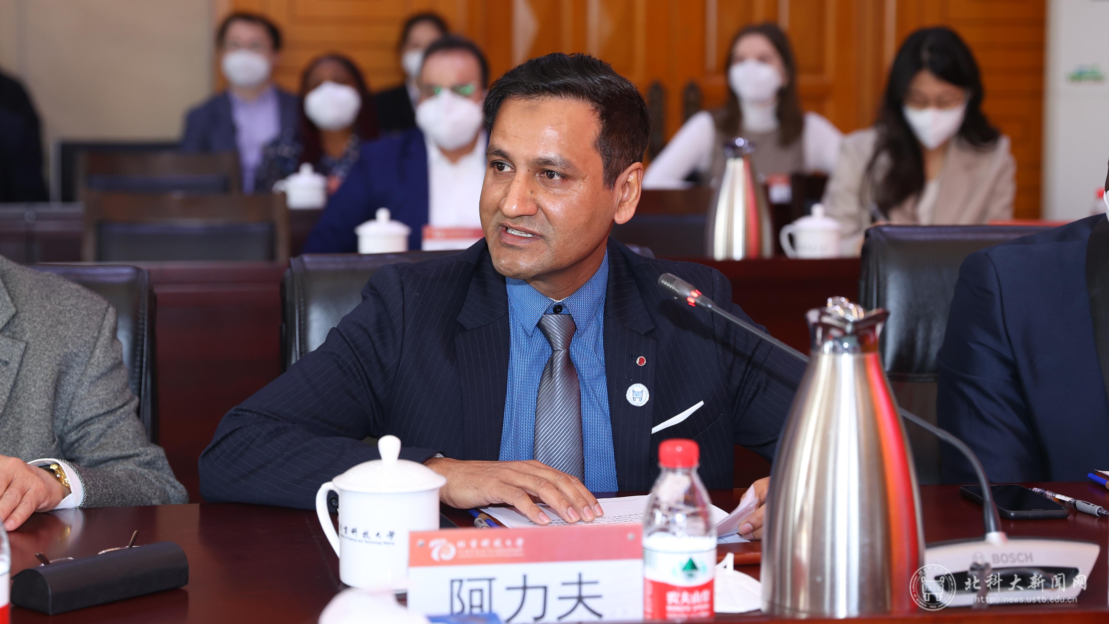 5.阿力夫发言.JPG