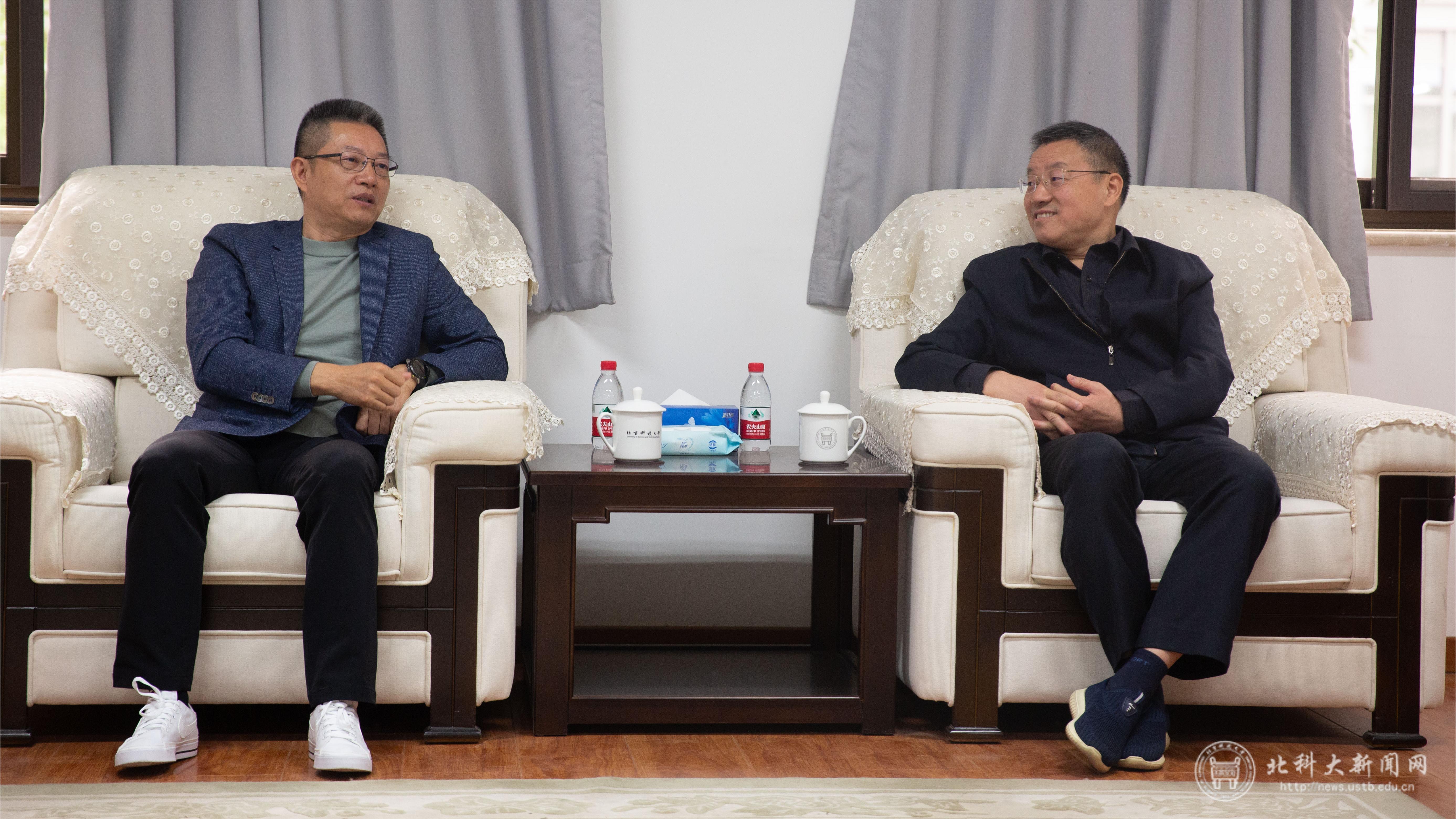 武贵龙书记会见张荣明校友.jpg